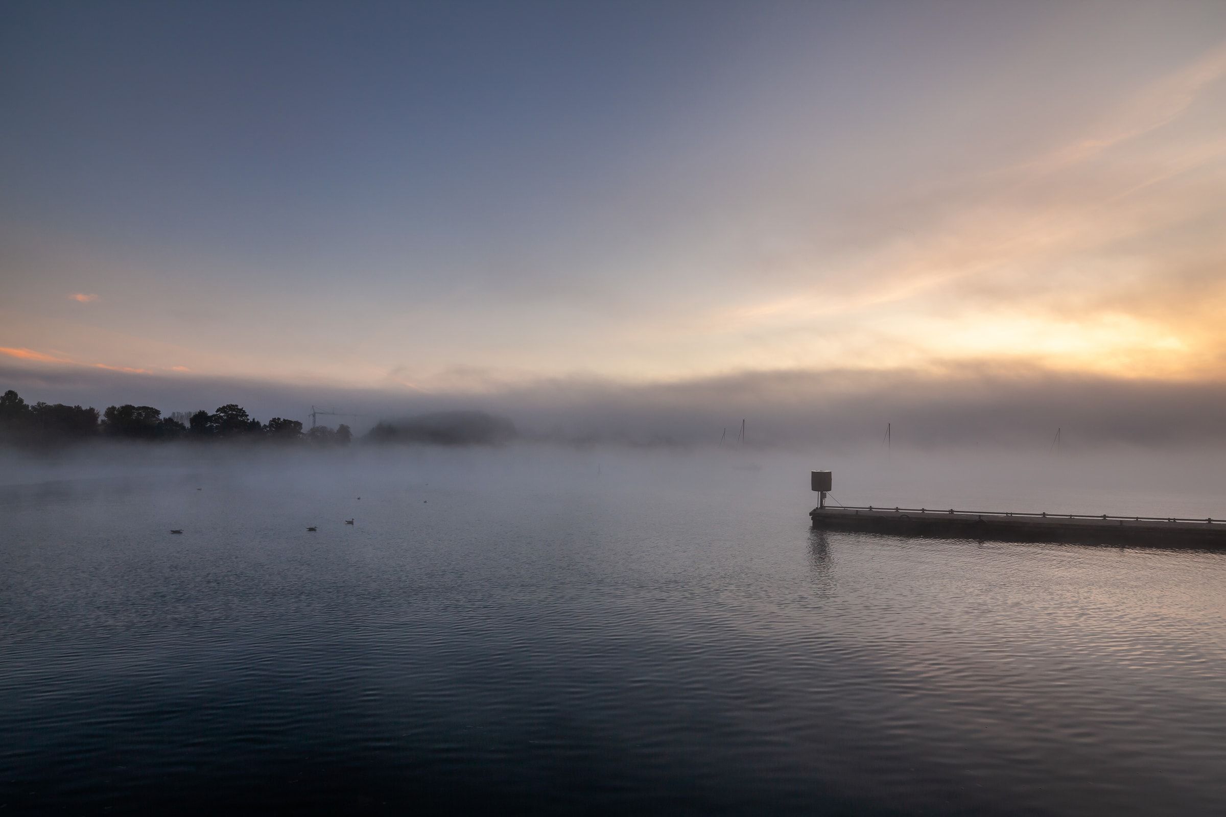 Die Bucht von Eckernförde im Morgennebel, ein Steg im stillen Wasser