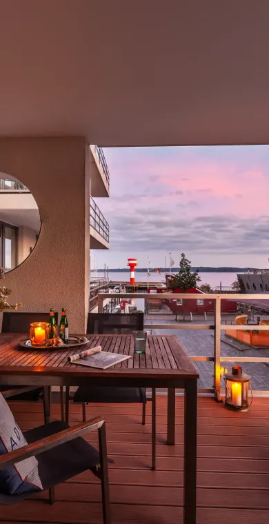 Die Loggia am Abend, Blick auf Meer und Leuchtturm
