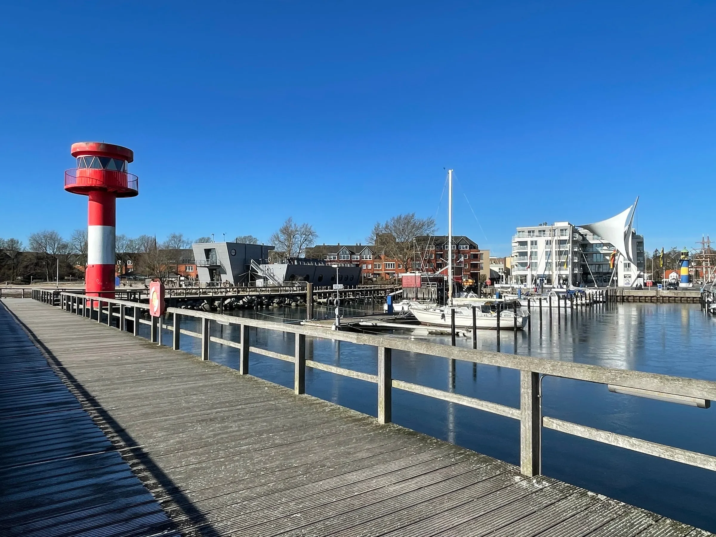 Der rot-weiße Leuchtturm an der Hafeneinfahrt