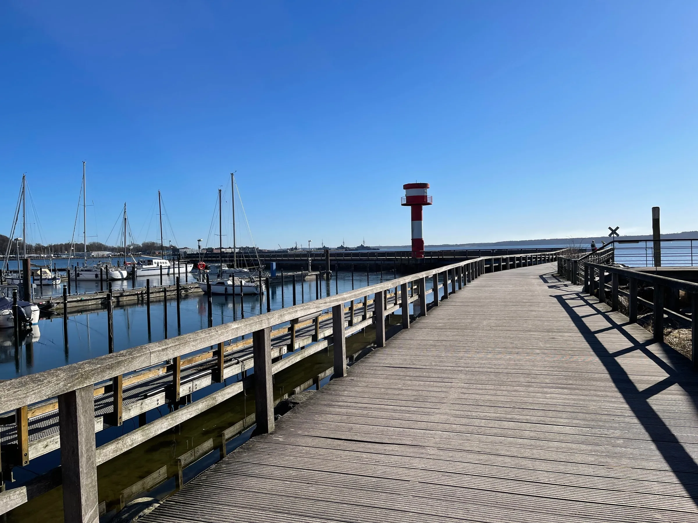 Der Holzsteg am Hafen entlang