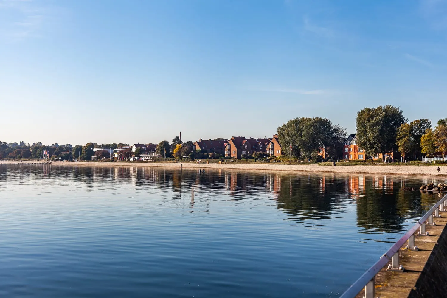 Die Bucht von Eckernförde, am Ufer der Strand und die Häuser der Stadt
